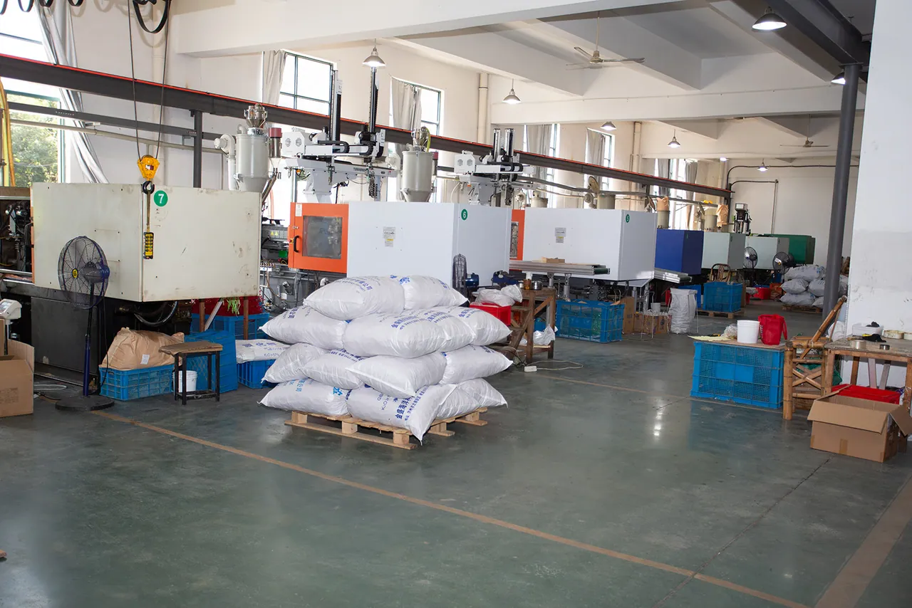 Ligne de production d’injection de plastique, vue d’ensemble