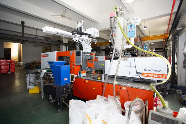 Horizontal injection moulding machine with robotic arm