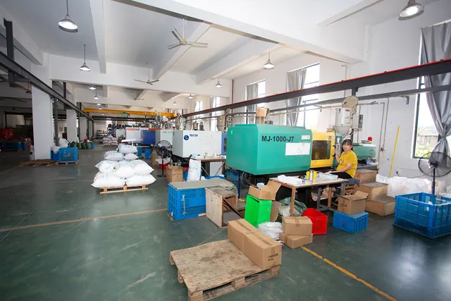 Injection moulding machine with operator