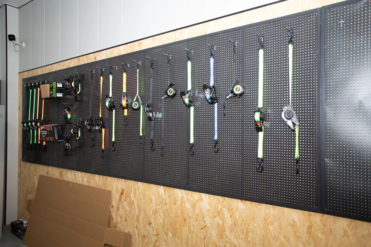 Sample wall of ratchet straps
