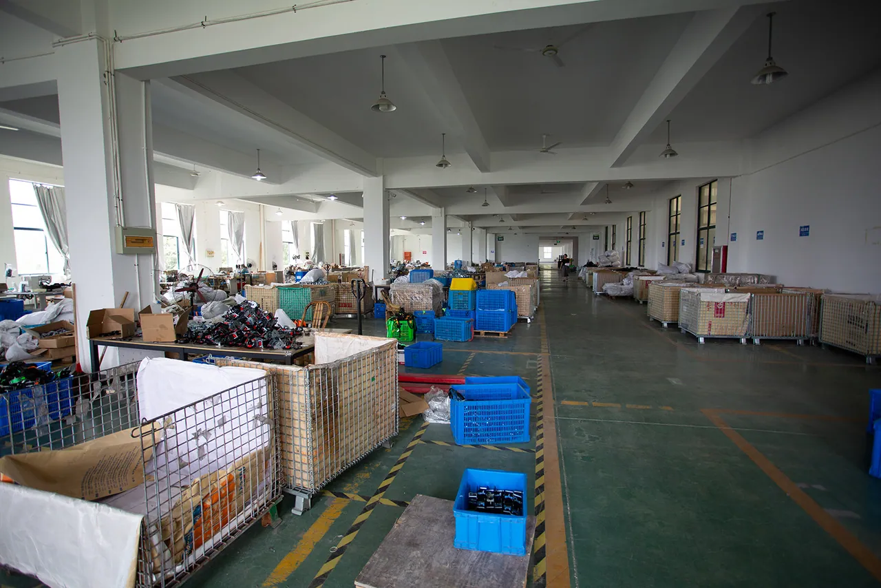 Atelier de couture, vue d’ensemble avec cages de transit de produits finis