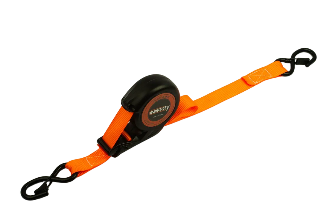 Sangle d’arrimage à rappel automatique orange avec la sangle sortie de la bobine