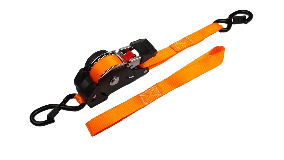 Self-retracting ratchet strap fitted with a D-shackle instead of a hook